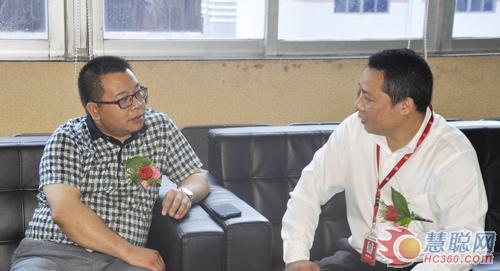 新安宝总经理罗维忠与慧聪智能社区行业总经理李星亮洽谈合作事宜